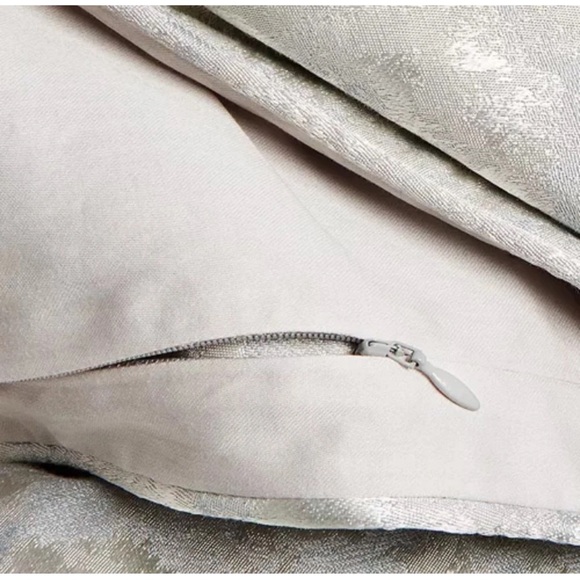 Hudson Park Collection  Comforter Luxurious Bedding Set - Picture 6 of 8